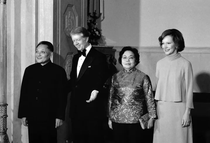 美国总统卡特在白宫以国宴接待来访的中国副总理邓小平.jpg