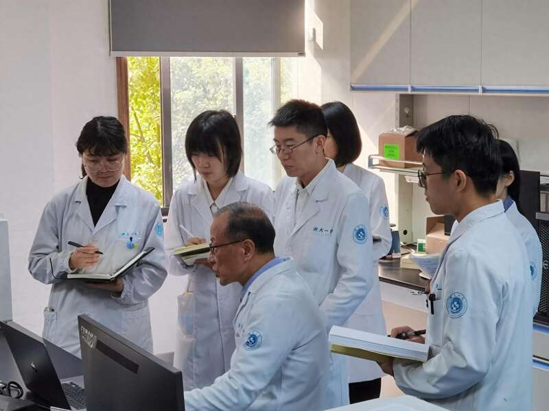章京教授带领团队开展数据分析