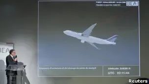2012年，法国航空事故调查局调查员在记者会上发表2009年法航空难的最终调查报告 ...
