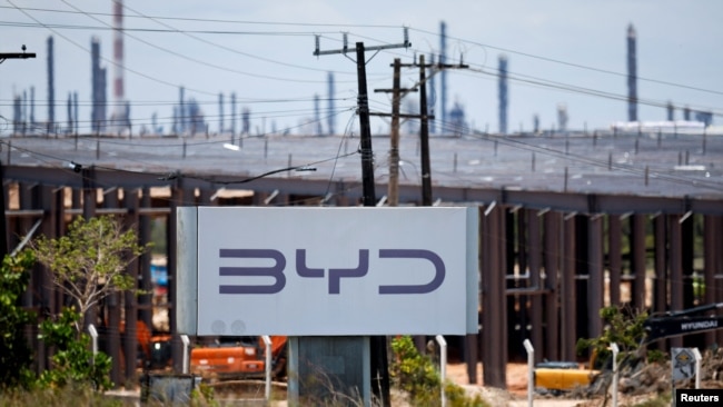 位于巴西卡马萨里市的比亚迪新电动汽车 (EV) 工厂的建筑工地