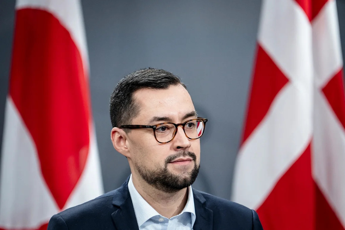 格陵兰总理穆特·B·埃格德在哥本哈根与丹麦首相举行新闻发布会