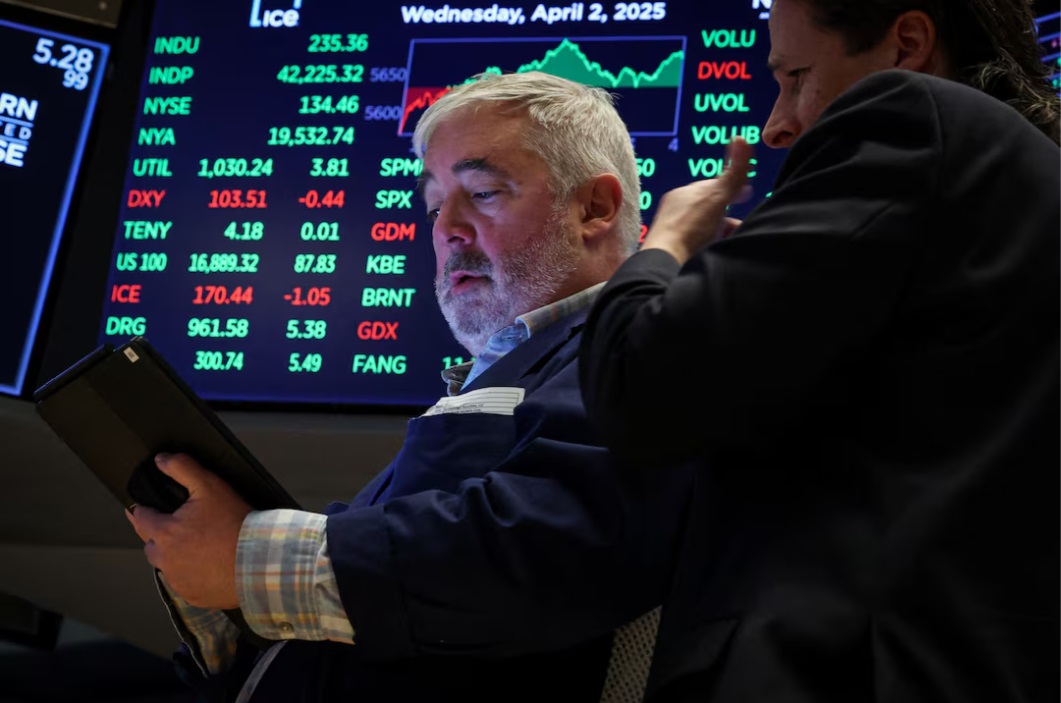 交易员在美国纽约市纽约证券交易所 (NYSE) 的交易大厅工作