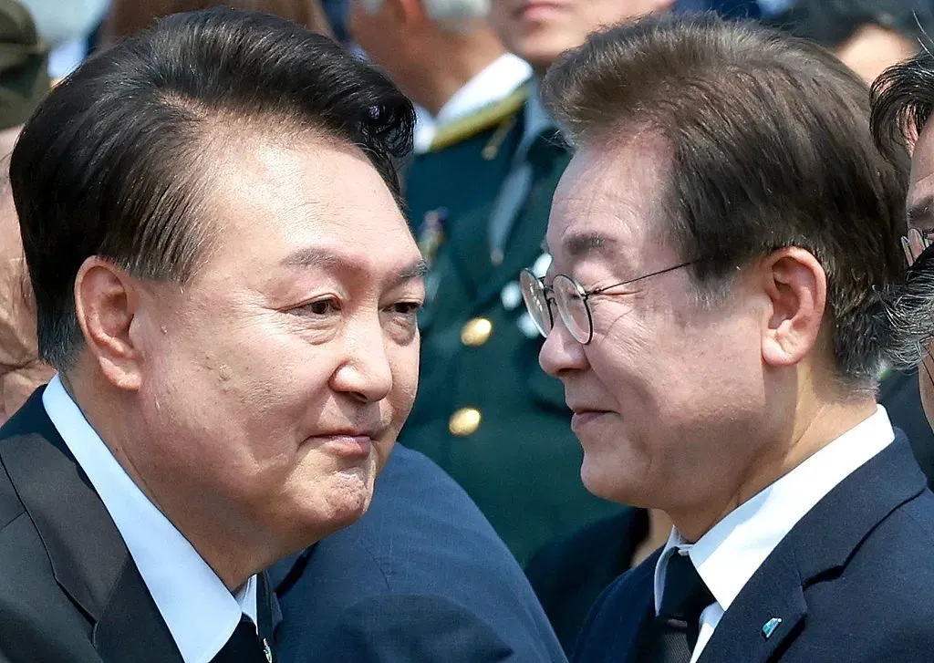 韩国首尔，尹锡悦总统（左）与李在明出席一场活动