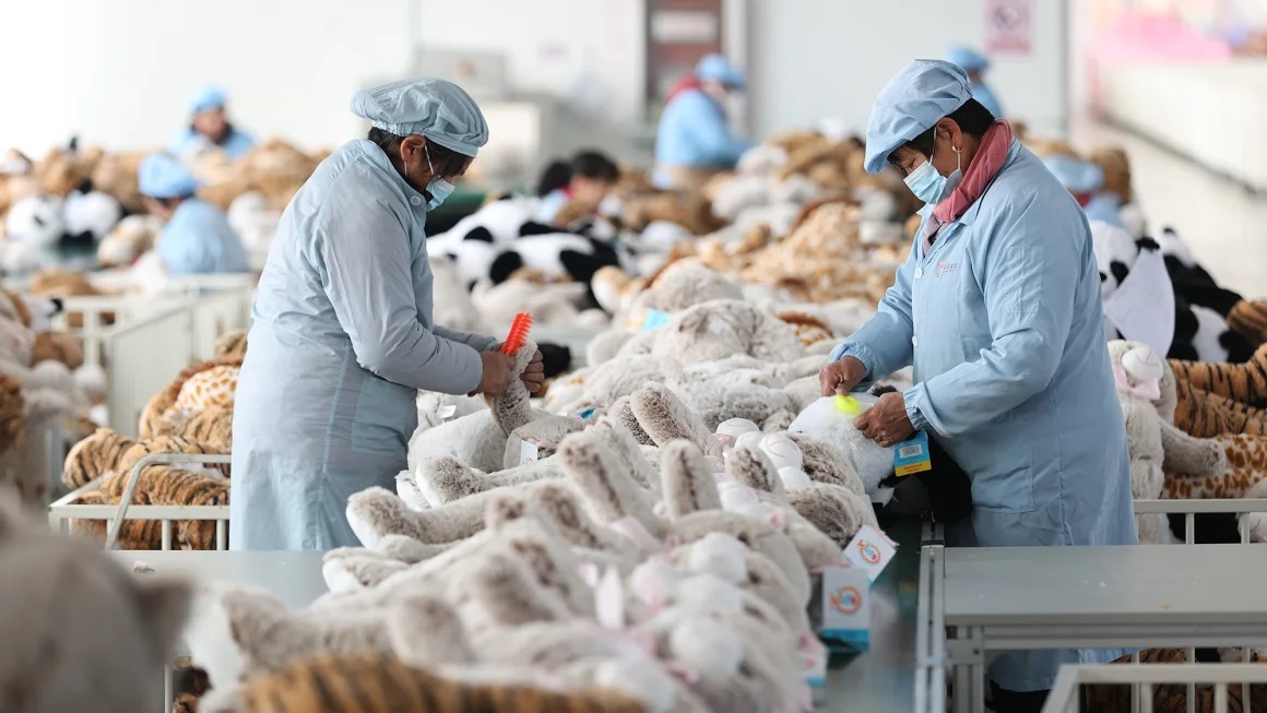 中国连云港一家玩具制造厂的工人们正在准备出口到其他国家的毛绒玩具