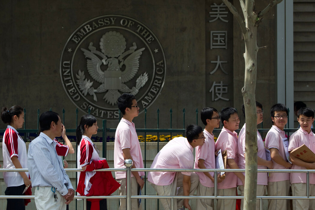 中国学生在北京的美国大使馆外排队等候面签