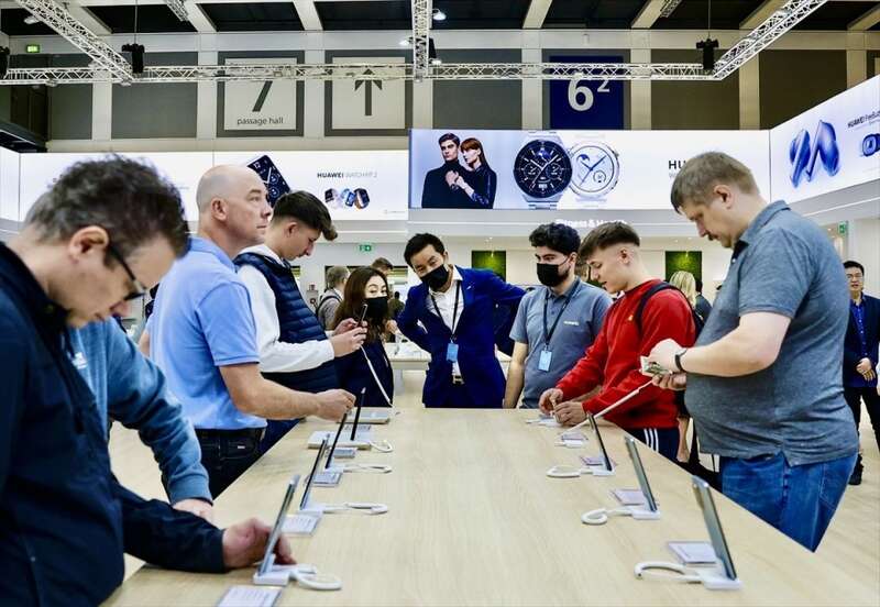 德国民众在展会试用华为的产品