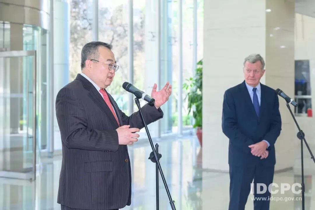 刘建超会见美国前驻华大使、前民主党联邦参议员博卡斯