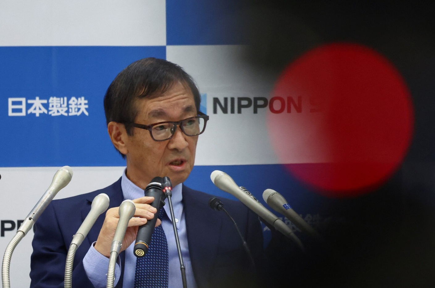 新日铁董事长兼首席执行官桥本英二在日本东京公司总部举行的新闻发布会上发表讲话 ...