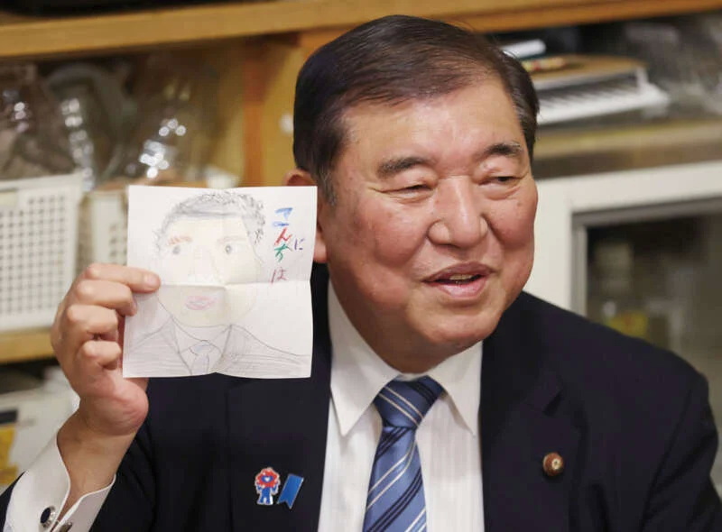 东京，日本首相石破茂视察一家儿童餐厅时收到顾客赠送的画像