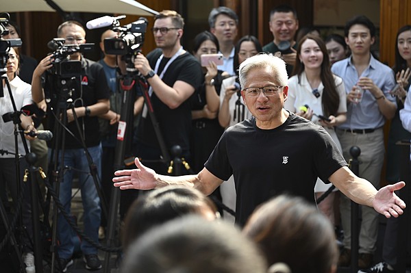 7月16日，北京，英伟达首席执行官黄仁勋向记者发表讲话