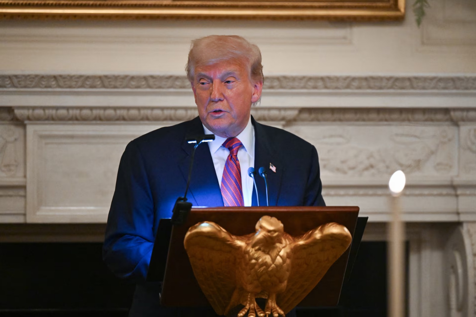 美国总统唐纳德·特朗普在美国华盛顿特区白宫国宴厅与共和党参议员共进晚餐时发表讲话 ...