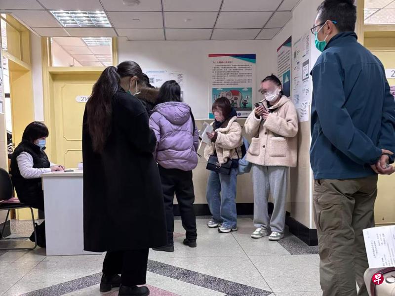 上海精神卫生中心心理门诊外，几名年轻人排队等候就诊
