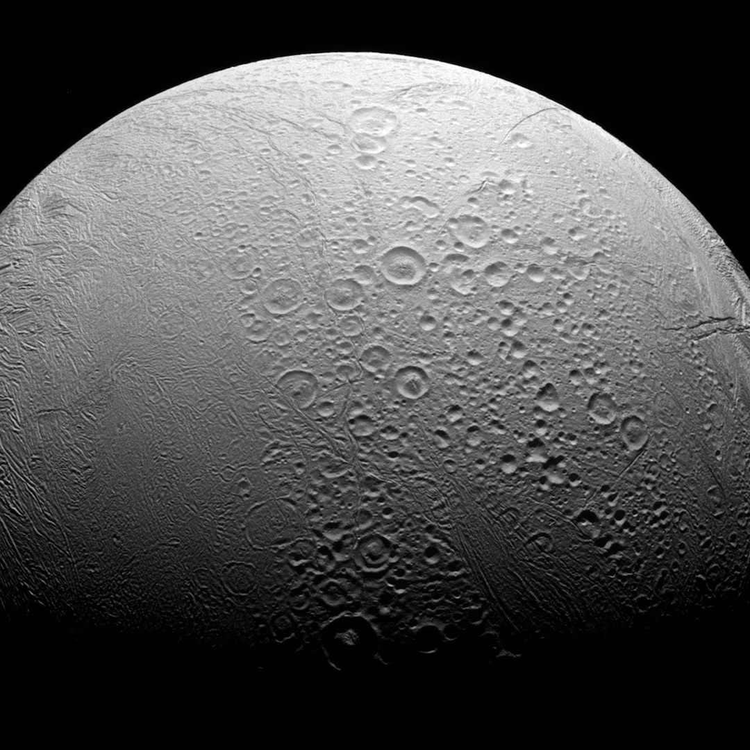 卡西尼号航天器窄角相机在可见光下拍摄的土星海洋卫星土卫二