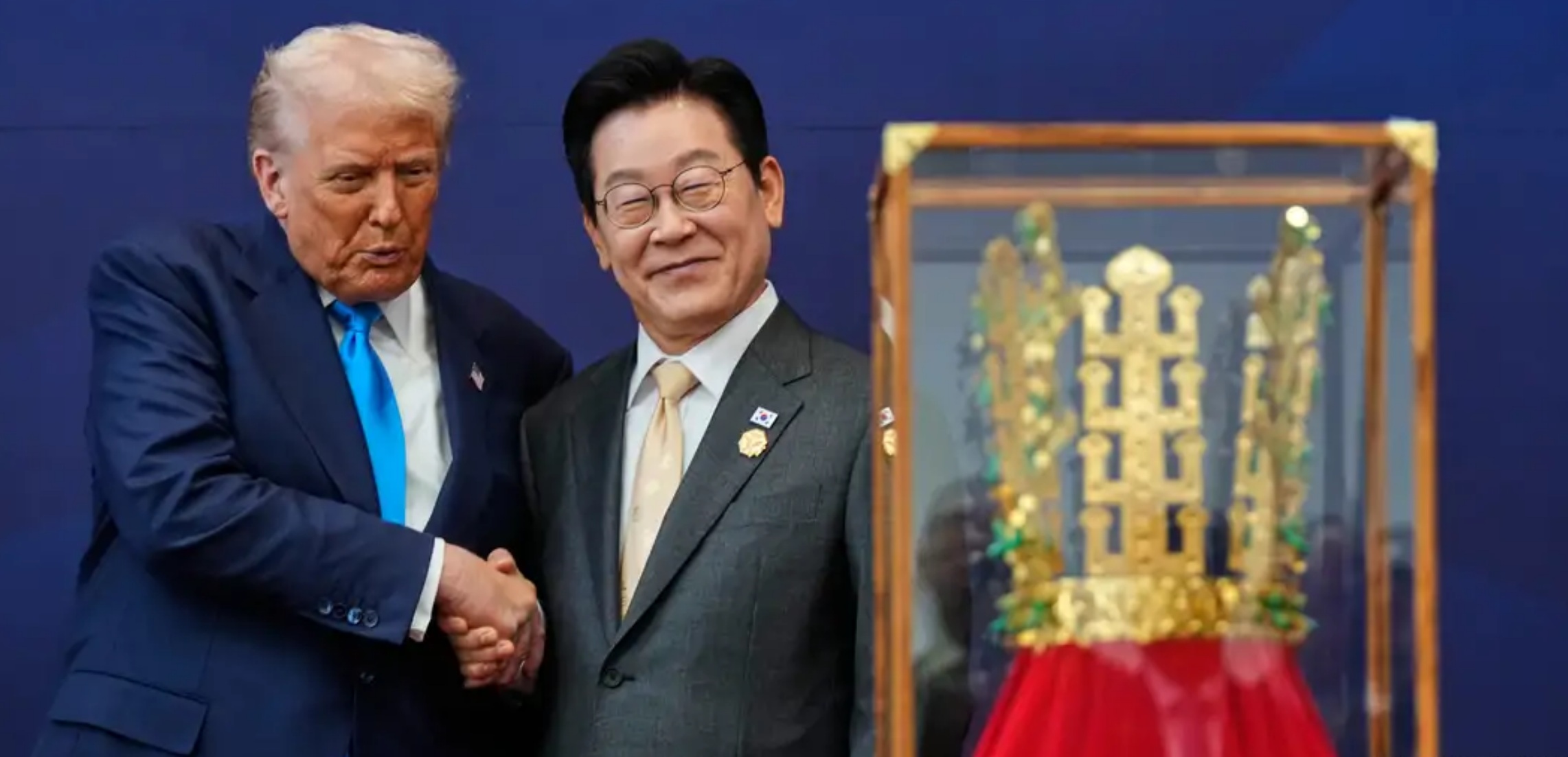 美国总统特朗普周三（10月29日）与韩国总统李在明举行会面，特朗普获颁“无穷花大勋章” ...