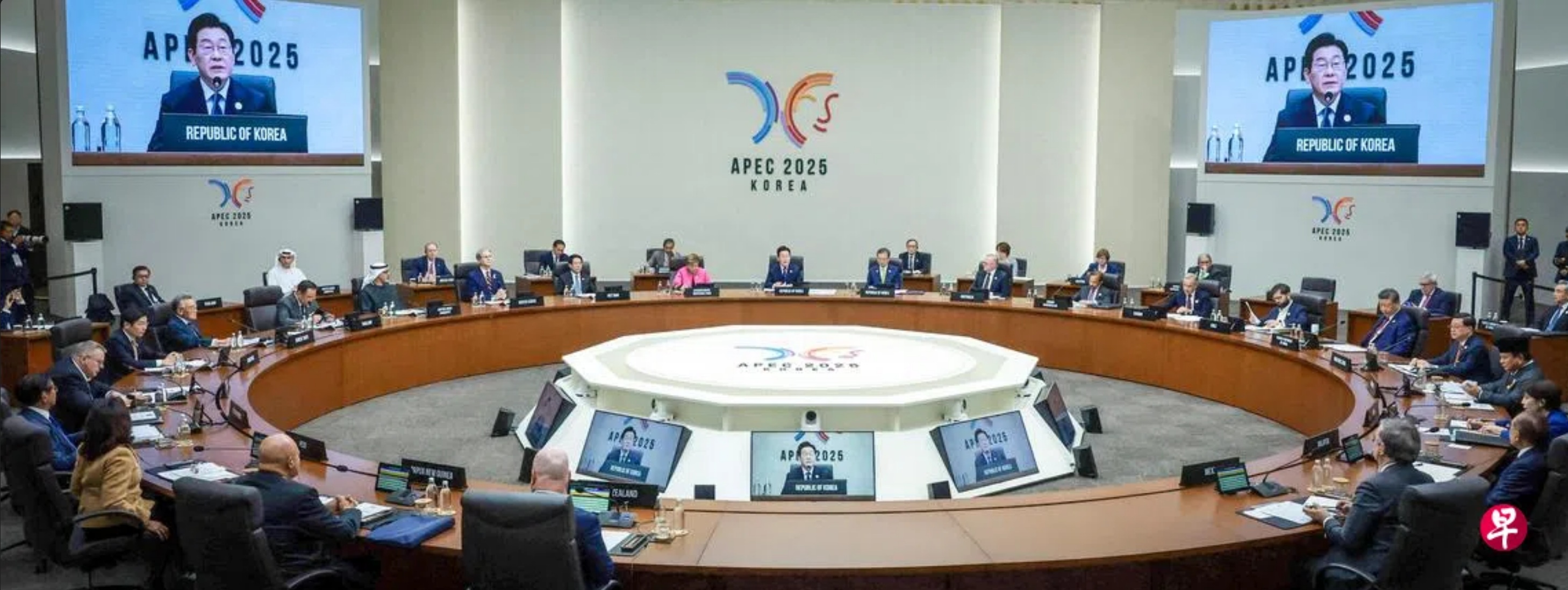 韩国总统李在明（中）周五在APEC峰会上致开幕词时，呼吁各成员经济体“回归APEC成立初心” ... ...