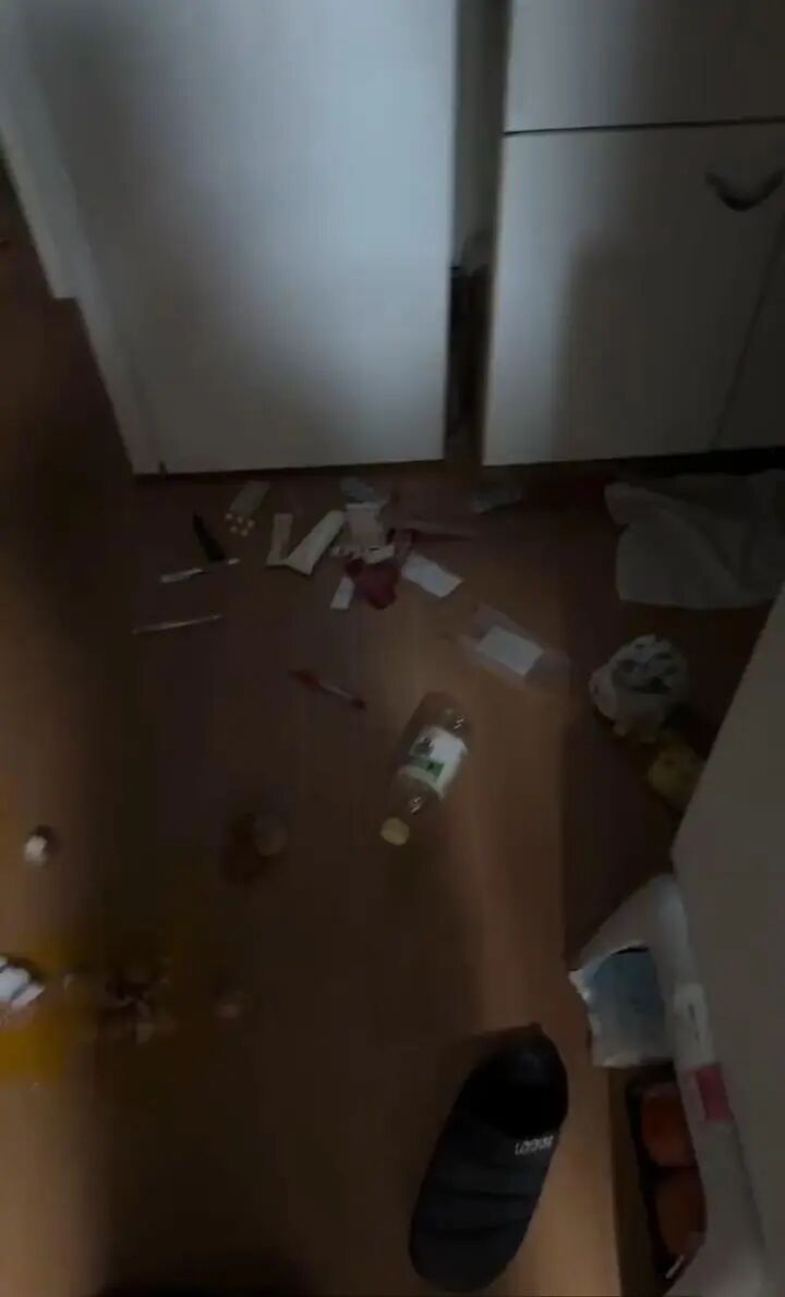地震发生后，徐女士家东西散落了一地