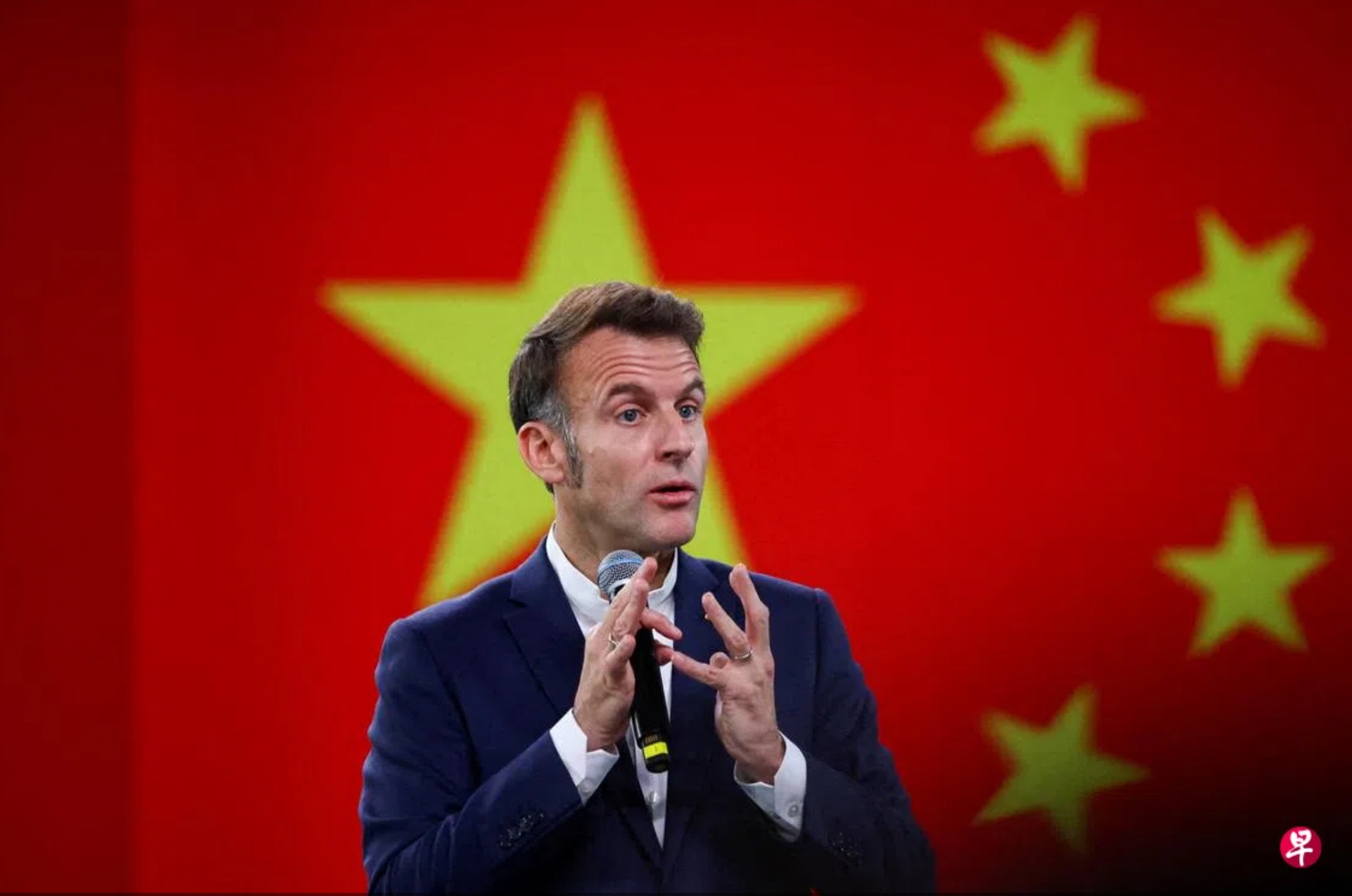 马克龙接受《回声报》访问时说，他努力向中方说明，他们的贸易顺差是不可持续的，因为他们正在损害自己的客 ...