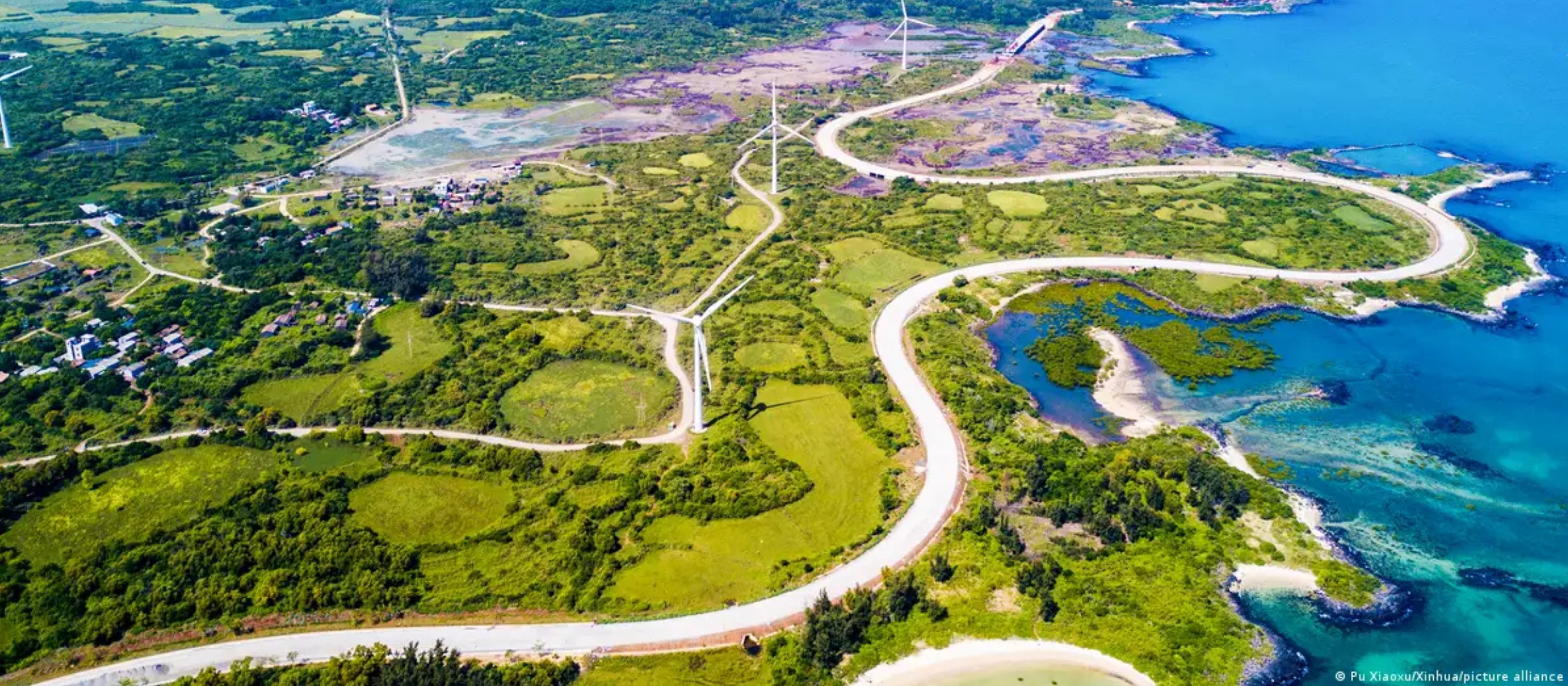 2022年10月6日拍摄的航拍照片显示了位于中国海南省儋州市的沿海风景公路