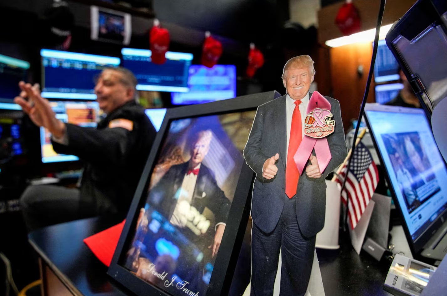 纽约证券交易所（NYSE）交易大厅里的美国总统唐纳德·特朗普的人形广告牌