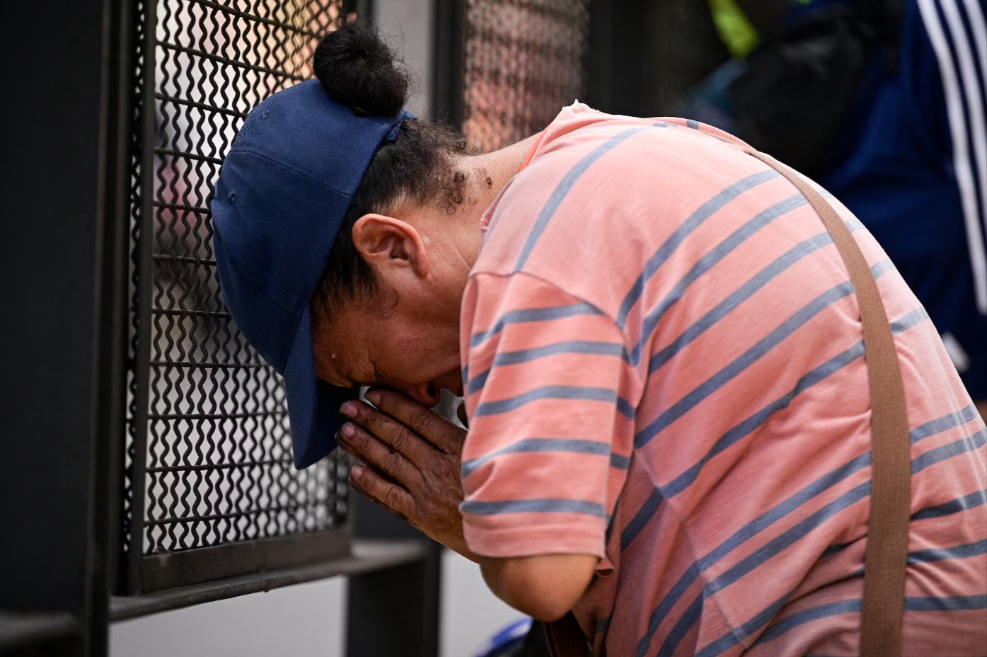 2026年1月3日，美国总统唐纳德·特朗普宣布美国袭击委内瑞拉并逮捕其总统尼古拉斯·马杜罗后，一名女子在委 ...