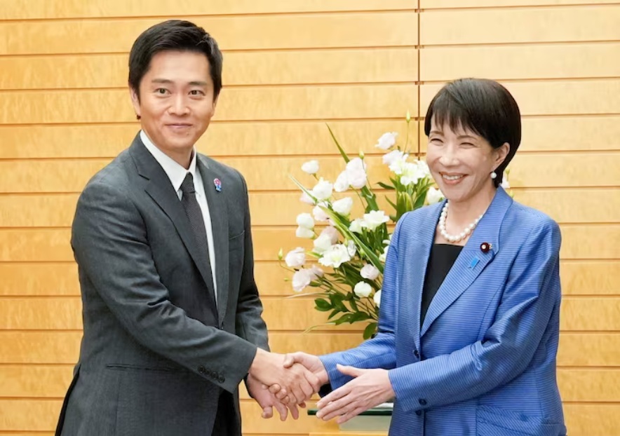 2025年10月21日，日本新任首相高市早苗在东京首相官邸会见日本维新党（日本创新党）党首吉村宏文时握手 ...