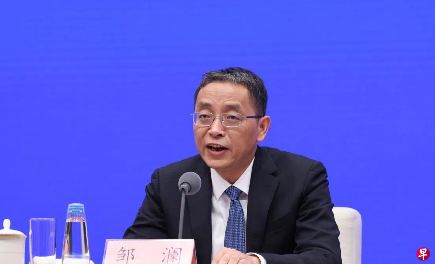 中国人民银行新闻发言人、副行长邹澜出席会议并答记者问