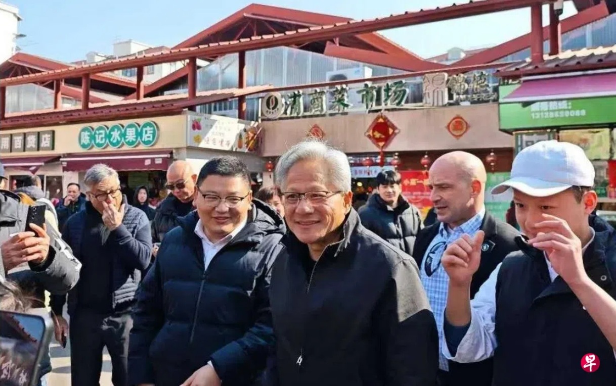 英伟达创始人黄仁勋星期六（1月24日）下午现身上海陆家嘴街道乳山路锦德菜市场 ...