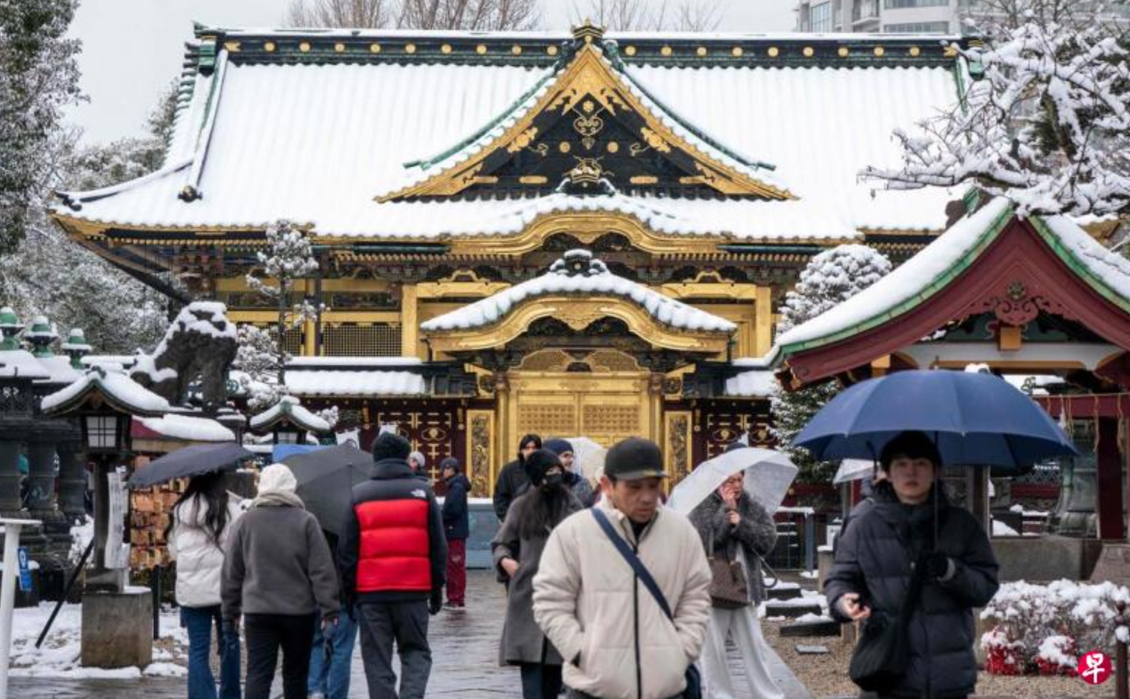 游客们2月8日参观在东京的上野东照宫