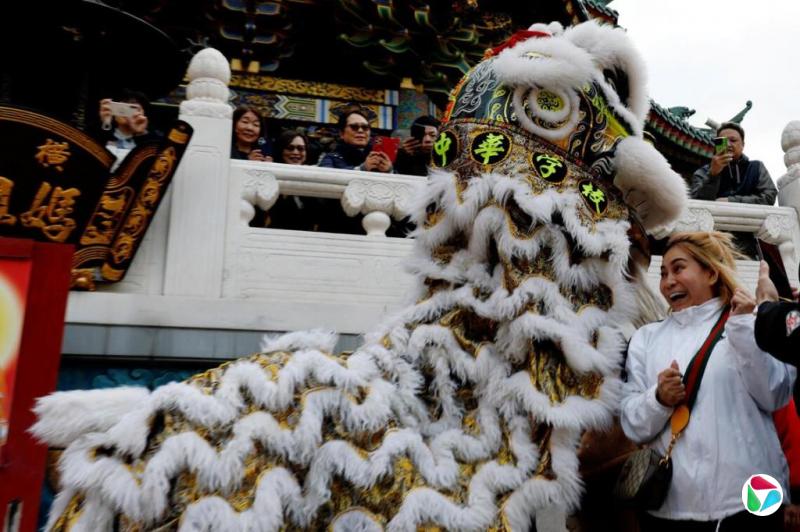 横滨山手中华学校的醒狮团在横滨妈祖庙为丙午马年的到来助兴