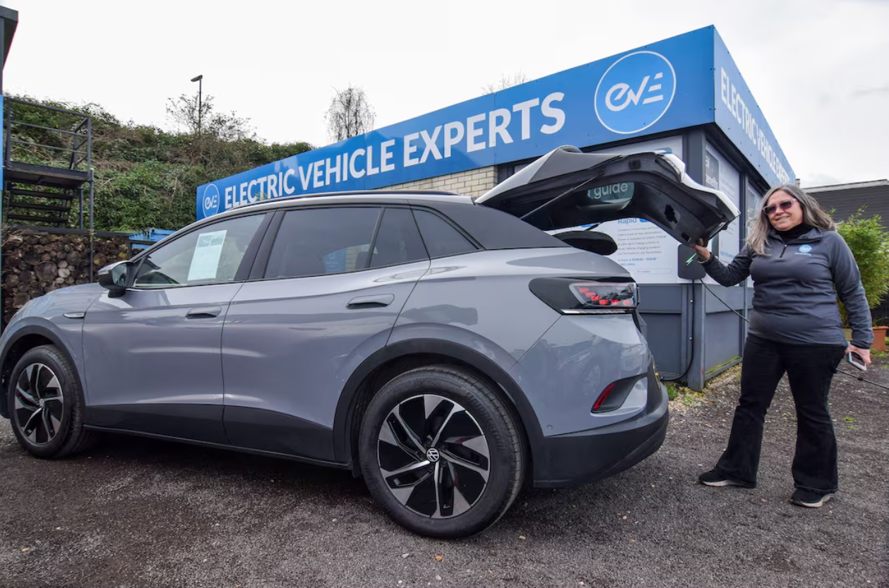 在英国吉尔福德，二手电动汽车经销商EV Experts的共同所有人埃斯特尔·米勒正在检查库存车辆 ...