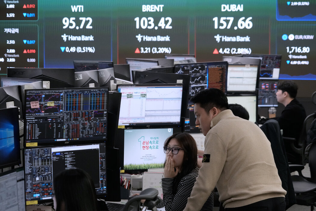 在首尔某银行外汇交易点的货币交易员