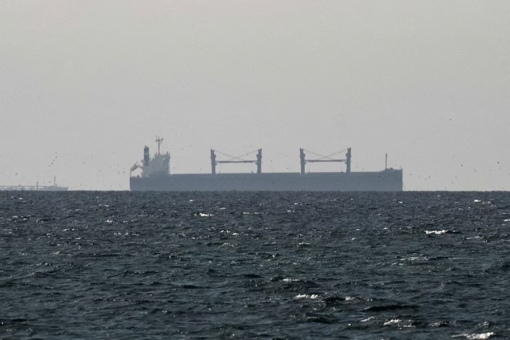 一艘货船在霍尔木兹海峡附近的波斯湾航行