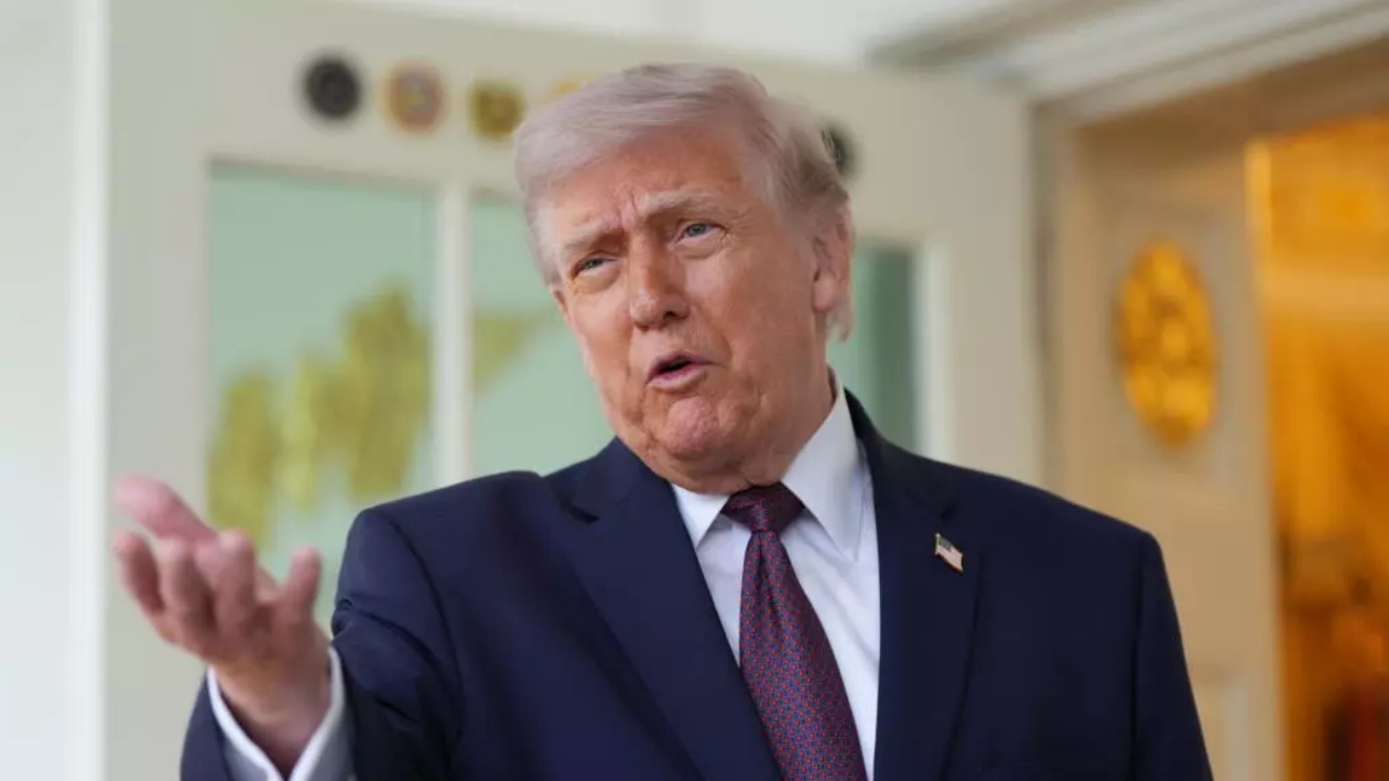 美国总统唐纳德·特朗普于2026年4月13日在白宫椭圆形办公室外发表讲话
